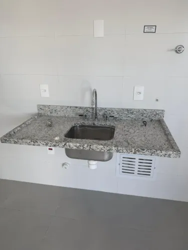 Bancada de Granito + Cuba Inox + Torneira