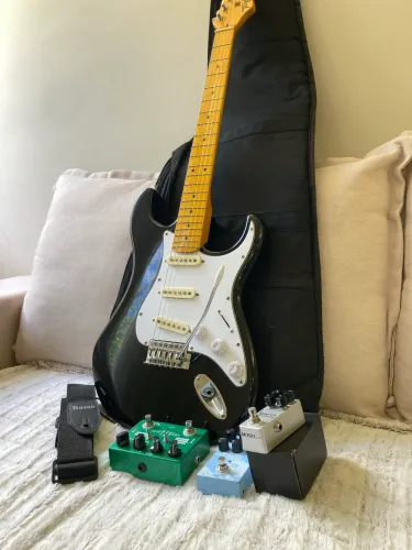 Guitarra tagima e pedais