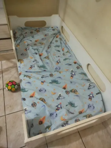 Cama montissoriana infantil 