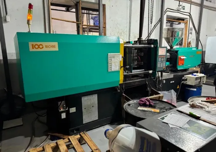 Injetora de Plástico LOG Machine 160 Toneladas - Usada - Funcionando