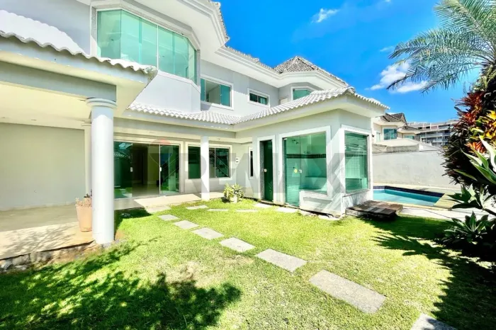 Casa triplex para alugar no Pontal Oceânico do Recreio dos Bandeirantes com 5 quartos, 4 s