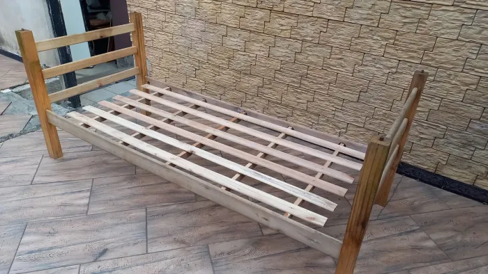 Entrego: Cama de Solteiro em madeira maciça usada em bom estado 