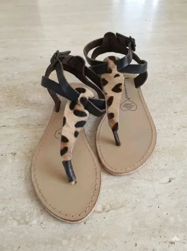 Sandália couro animal print