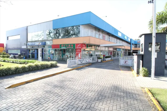 Centro comercial para venda tem 30 metros quadrados em Novo Mundo - Curitiba - PR
