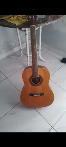 Vende-se esse violão por 100
