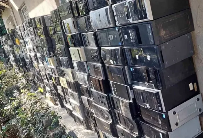 Cpus e monitores vendo lote fechado com 160 unidades no estado todas possuem peças interna