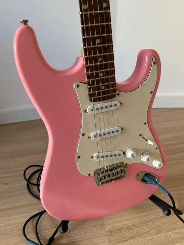 Guitarra Fender Stratocaster + Pedal + Correia + Suporte