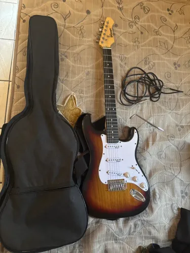 Estou vendendo essa guitarra, uma corda estourada