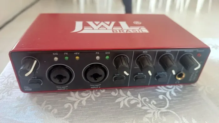 Interface de Áudio JWL Brasil JI-22, destacando o chassi vermelho compacto.