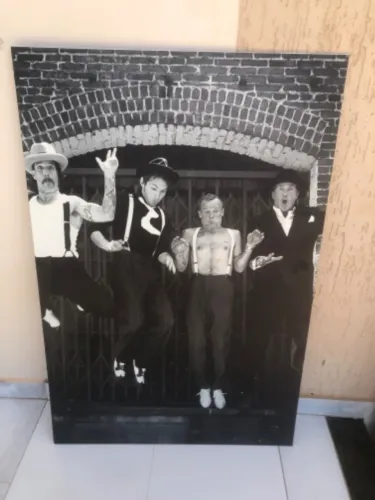 Vendo quadros decorativos de bandas e séries