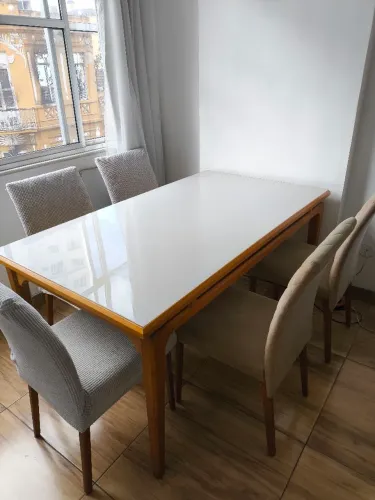 Mesa em madeira tampo fórmica e vidro
