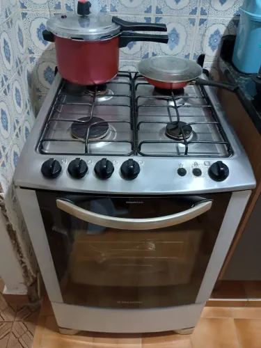 Vendo fogão elétrico Electrolux funcionando perfeitamente bem 4 bocas 450.00