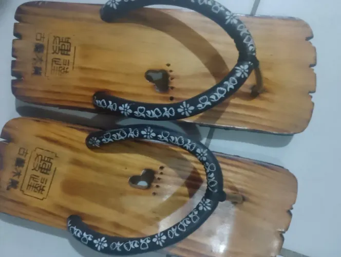 Chinelo de madeira ( estilo oriental)