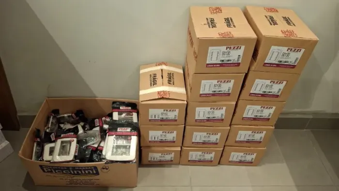 Lote materiais elétricos (Spot marca Stella, Placa + bastidor marca Pezzi)