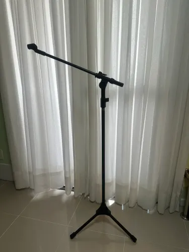 Pedestal de microfone RMV praticamente novo
