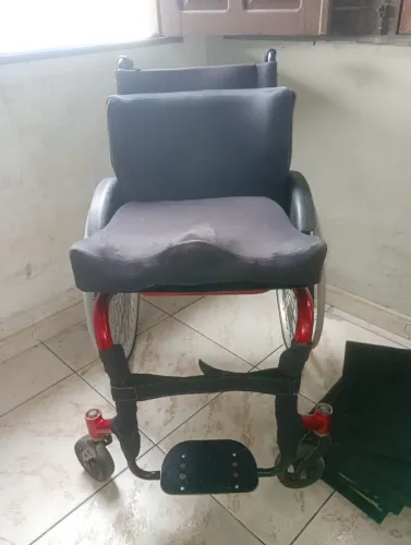 Vende se uma cadeira de rodas monobloco tamanho 47cm