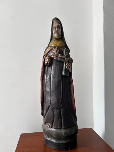 Santa em Madeira talhada