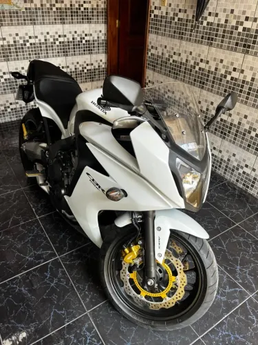 Honda CBR 650F - Potência, esportividade e excelente conservação