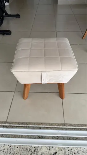 puff quadrado bege com pés palito de madeira