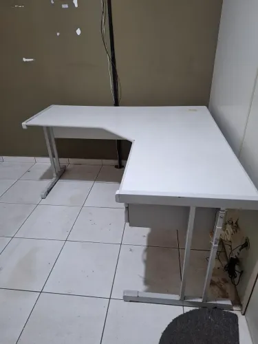 Mesa de escritório em L
