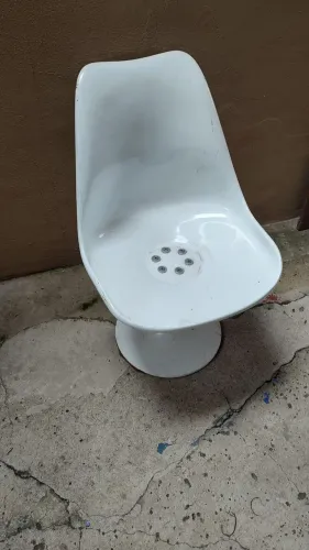 Cadeira elegante em fibra e alumínio