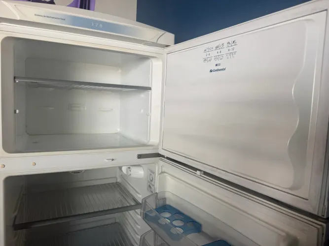 Vende se geladeira
