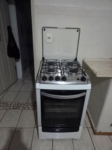 Fogão eletrolux 4 bocas branco em bom estado, funciona perfeitamente.