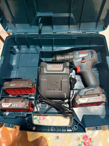 Parafusadeira Furadeira Gsb18v-50 3 Baterias e um carregador 220vBosch