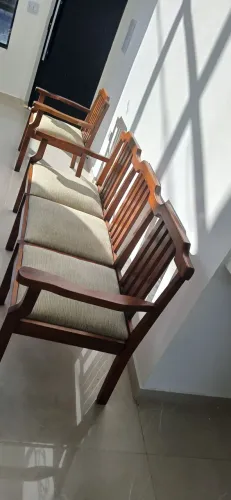 Sofá em Madeira Maciça