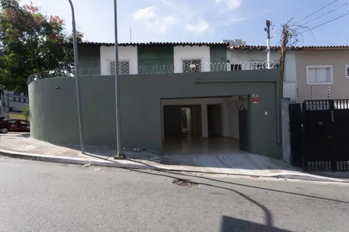 Loja na Avenida Doutor Lino de Moraes Leme, 231  150 m²