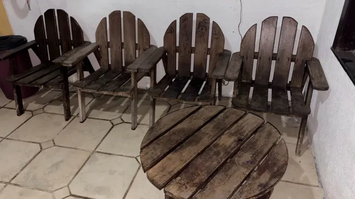 Jogo de cadeiras e mesa de madeira