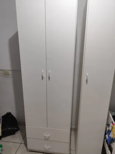 GUARDA ROUPA INFANTIL com 3 portas e 2 gavetas.