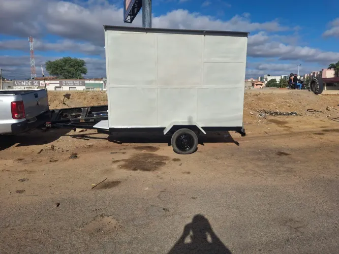 Trailer com um eixo só, de 1,50 de largura por 3 metros de comprimento.