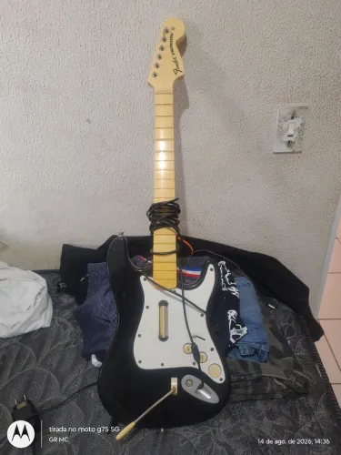 guitarra do Rock Band (modelo Fender Stratocaster), para Xbox 360