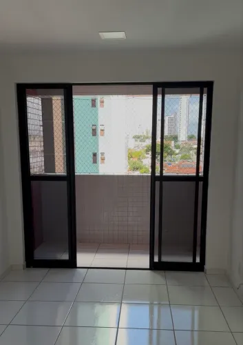 Porta de vidro com metalon preto