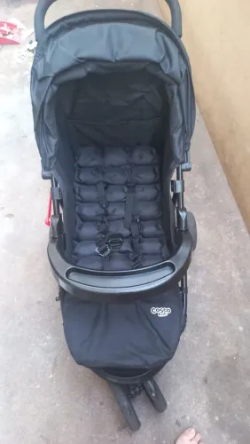 Vende-se carrinho de bebê com bebê conforto usado seme novo