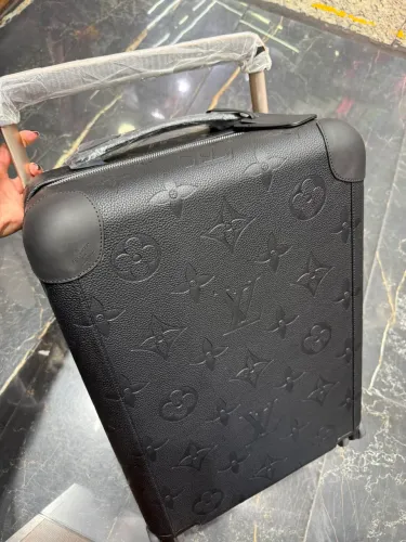 Mala em couro linha clone louis vuitton impecavel 