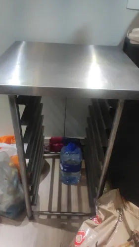 Mesa auxiliar confeitaria com espaço para 8 esteira não acompanha as esteiras 