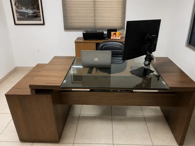 Mesa e armário de escritório