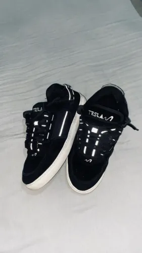 VENDO Tesla Original Preto Nº 42 -Estiloso e Muito Conservado!