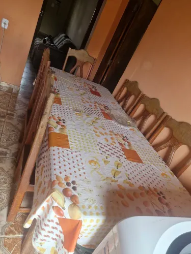 Jogo de mesa de madeira com 6 cadeira