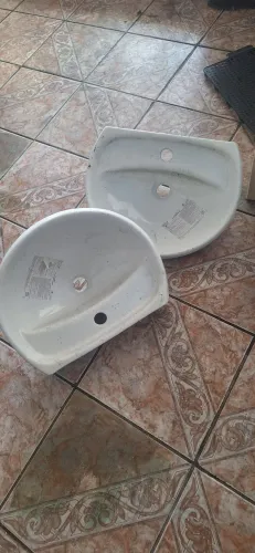 Pias de banheiro e colunas