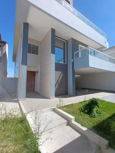Casa com 3 pavimentos, padrão LUXO, com elevador a poucos passos da praia