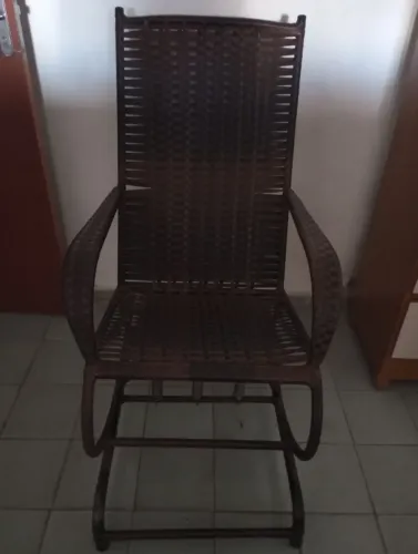 Cadeira de balanço toda em ordem só precisa sodar