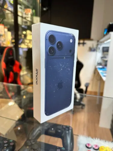 VENDO OU TROCO IPHONE 17 PRO MAX NA COR DEEP BLUE (AZUL) 256 GB 1 ANO DE GARANTIA APPLE