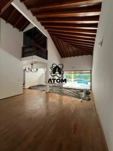 Casa com piscina em via pública para locação em Taubaté !