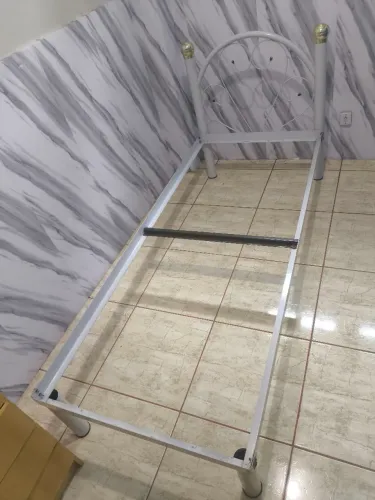 Cama de solteiro em metal 
