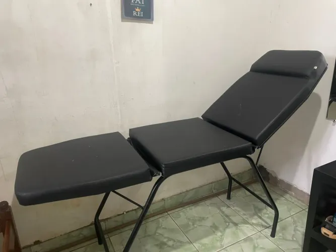 Vendo cadeira de studio, pouco tempo de uso bem conservada e confortável.