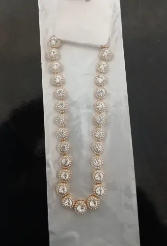 Choker dourada com pedraria