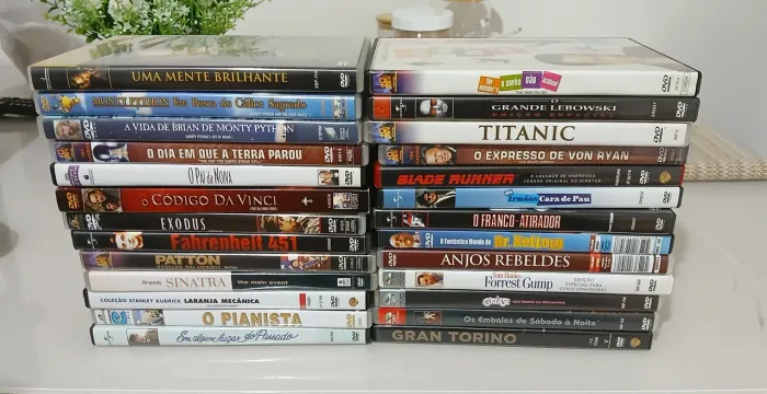 Lote com 30 DVDs de filmes.